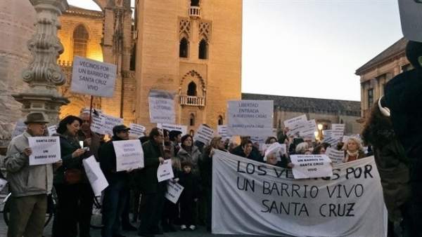 Concentración de los vecinos de Mateos Gago. Concentración de los vecinos de Mateos Gago.