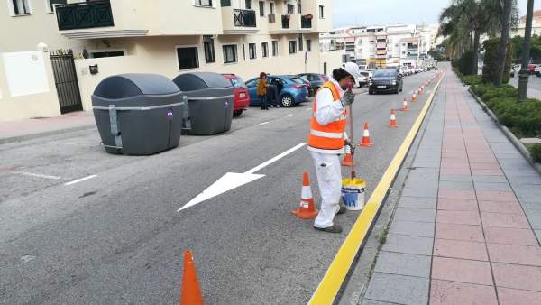 Repintado estepona calles vías operario trabajador municipal málaga Repintado estepona calles vías operario trabajador municipal málaga