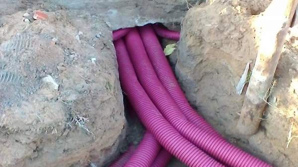 Endesa invierte 25.000 euros en el soterramiento de cableado en El Rocío. Endesa invierte 25.000 euros en el soterramiento de cableado en El Rocío.