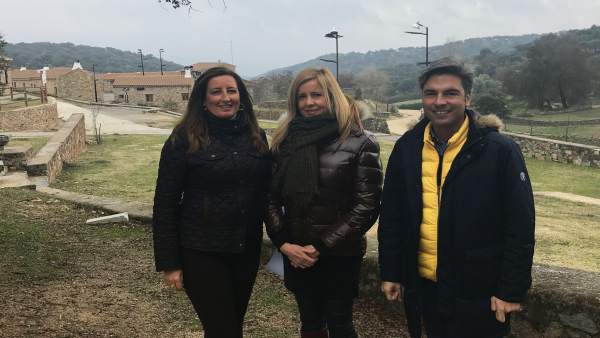 Rosario Alarcón, Andrés Lorite y María Trinidad Moreno en la aldea El Cerezo Rosario Alarcón, Andrés Lorite y María Trinidad Moreno en la aldea El Cerezo