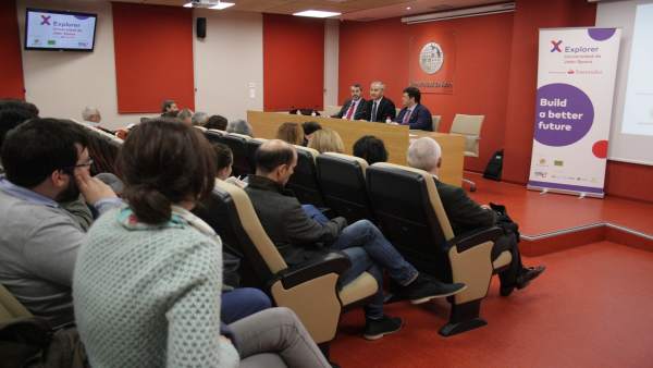 Bienvenida a los participantes en el programa Explorer 'Jóvenes con ideas'. Bienvenida a los participantes en el programa Explorer 'Jóvenes con ideas'.