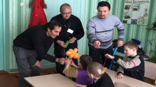 Hidalgo (izda.) con algunos de los niños bielorrusos Hidalgo (izda.) con algunos de los niños bielorrusos