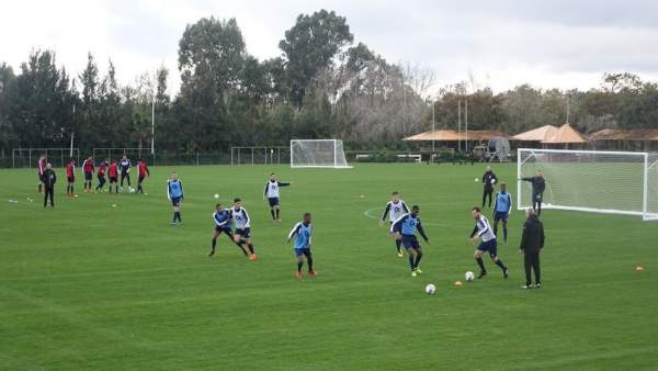 Equipo de fútbol entrenando en Sotogrande Equipo de fútbol entrenando en Sotogrande