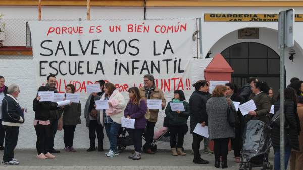 Concentración ante la guardería. Concentración ante la guardería.