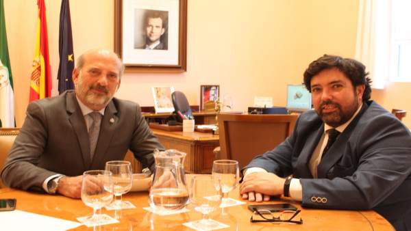 El subdelegado del Gobierno se reúne con el alcalde de Lora del Río (Sevilla) El subdelegado del Gobierno se reúne con el alcalde de Lora del Río (Sevilla)