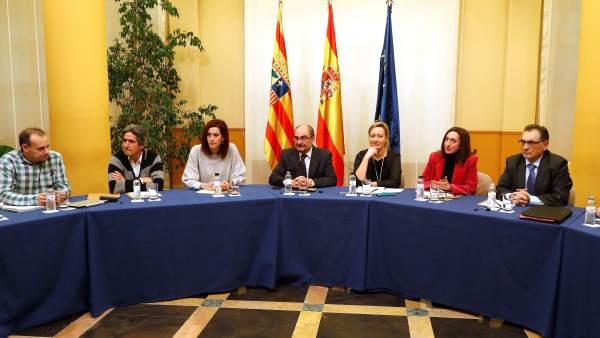 Miembros del Gobierno de Aragón, con su presidente Javier Lambán a la cabeza, junto al director general de Opel España y director de la planta de Figueruelas (Zaragoza), durante la reunión que han mantenido hoy tras la ruptura de las negociaciones del convenio colectivo en la planta. Miembros del Gobierno de Aragón, con su presidente Javier Lambán a la cabeza, junto al director general de Opel España y director de la planta de Figueruelas (Zaragoza), durante la reunión que han mantenido hoy tras la ruptura de las negociaciones del convenio colectivo en la planta.