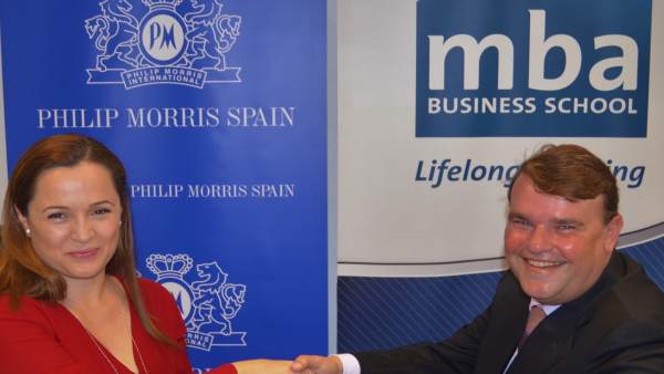 Iuliana Paise (Philip Morris) y Nacho Zabaleta (MBA BS) firman el convenio 2018 Iuliana Paise (Philip Morris) y Nacho Zabaleta (MBA BS) firman el convenio 2018
