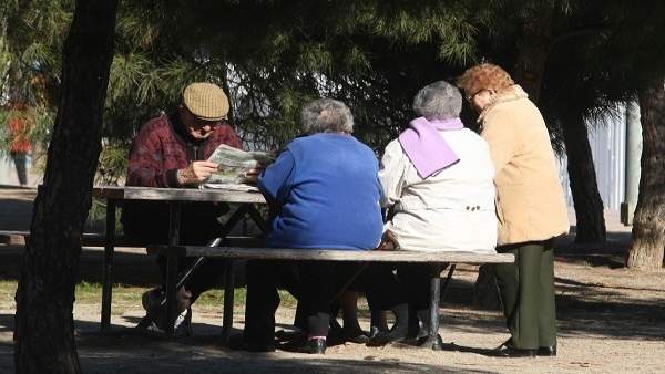 Unos pensionistas en un parque Unos pensionistas en un parque