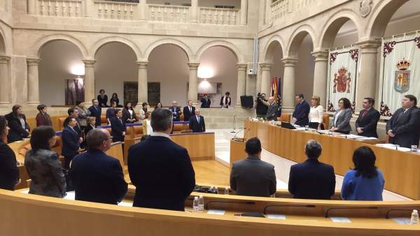 El pleno ha comenzado con un minuto de silencio El pleno ha comenzado con un minuto de silencio