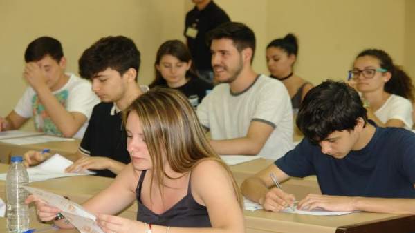Alumnos realizan selectividad en Huelva. Alumnos realizan selectividad en Huelva.