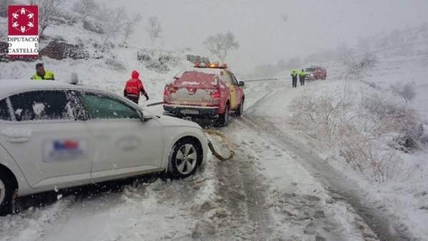 La neu obliga a l'ús de cadenes als Ports i bombers ajuden vehicles amb problemes La neu obliga a l'ús de cadenes als Ports i bombers ajuden vehicles amb problemes
