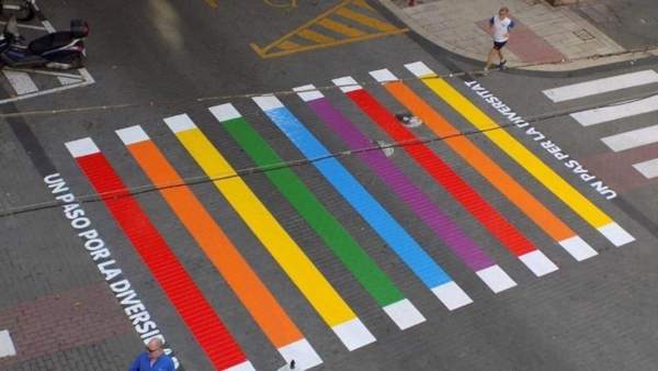 Paso de cebra pintado en Denia por el Orgullo LGTBI Paso de cebra pintado en Denia por el Orgullo LGTBI