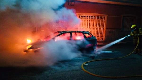 El coche incendiado en Dolores El coche incendiado en Dolores