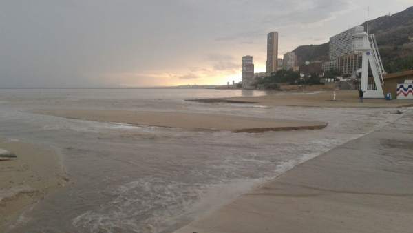 Playa de l'Albufereta esta tarde tras el paso de la tormenta Playa de l'Albufereta esta tarde tras el paso de la tormenta