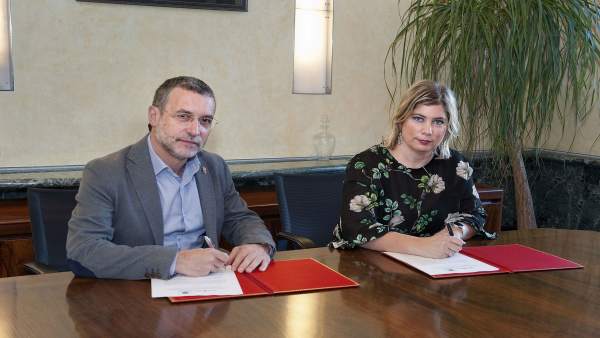 Miguel Laparra y la alcaldesa de Lekunberri, Natalia Azcona, firman el acuerdo Miguel Laparra y la alcaldesa de Lekunberri, Natalia Azcona, firman el acuerdo