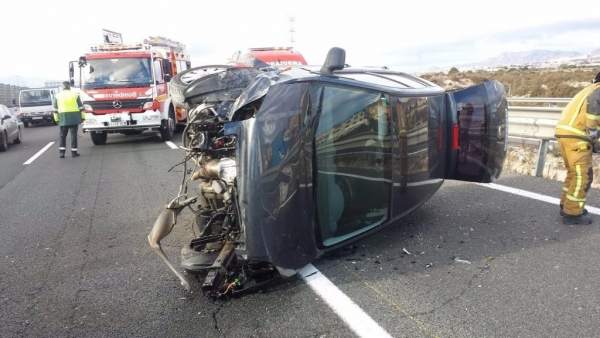 Rescaten una dona després de bolcar amb el seu cotxe en l'A7 a Elx Rescaten una dona després de bolcar amb el seu cotxe en l'A7 a Elx