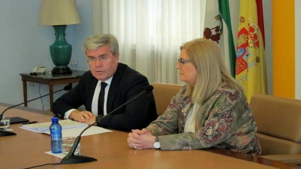 José Enrique Fernández de Moya, junto a Francisca Molina, en la rueda de prensa. José Enrique Fernández de Moya, junto a Francisca Molina, en la rueda de prensa.