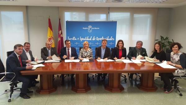 Firma del acuerdo entre consejería de Igualdad de Oportunidades y ayuntamientos Firma del acuerdo entre consejería de Igualdad de Oportunidades y ayuntamientos