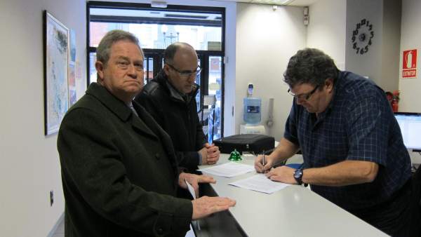 Los concejales de La Muela entregan las alegaciones en el PAR Los concejales de La Muela entregan las alegaciones en el PAR