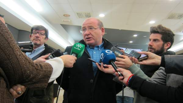 El alcalde de Jaén, Javier Márquez, atiende a los periodistas. El alcalde de Jaén, Javier Márquez, atiende a los periodistas.