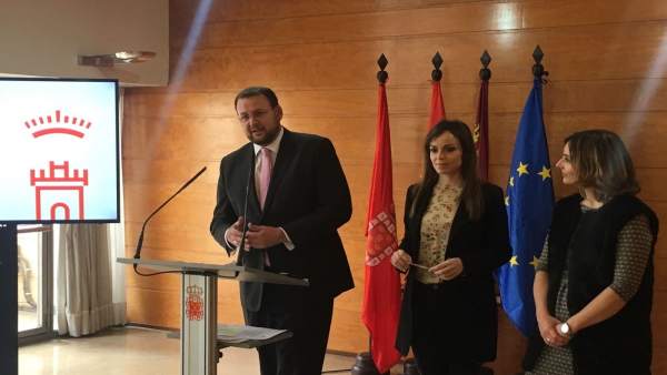 El edil José Guillén en la rueda de la Junta con Rebeca Pérez y Conchita Ruiz El edil José Guillén en la rueda de la Junta con Rebeca Pérez y Conchita Ruiz