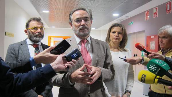 El consejero de Fomento, Felipe López, atiende a los periodistas. El consejero de Fomento, Felipe López, atiende a los periodistas.