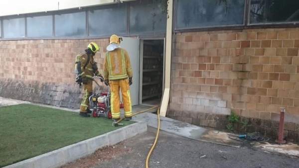 Dos de los bomberos desplazados hasta la fábrica en Cocentaina Dos de los bomberos desplazados hasta la fábrica en Cocentaina