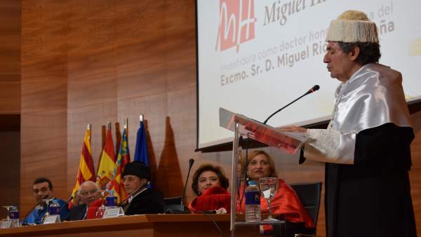 Miguel Ríos, doctor honoris causa: "El futur del rock està en mans de joves músics endollats al rayo que no cesa" Miguel Ríos, doctor honoris causa: "El futur del rock està en mans de joves músics endollats al rayo que no cesa"