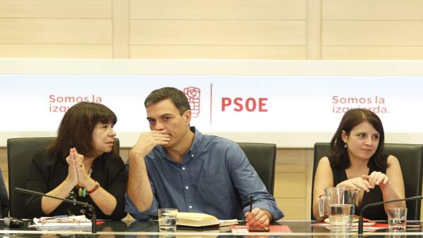 Pedro Sánchez, Cristina Narbona y Adriana Lastra Pedro Sánchez, Cristina Narbona y Adriana Lastra
