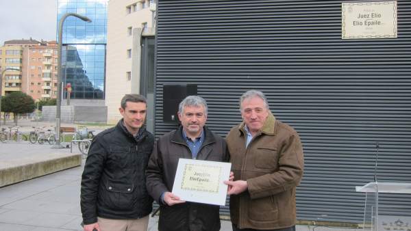 Joseba Asiron entrega la placa de la calle Juez Elío Joseba Asiron entrega la placa de la calle Juez Elío