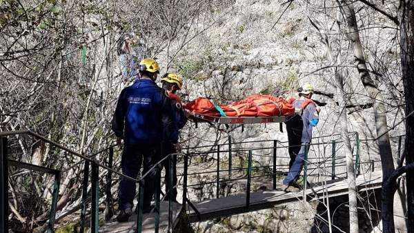 Traslado de la accidentada por los bomberos Traslado de la accidentada por los bomberos