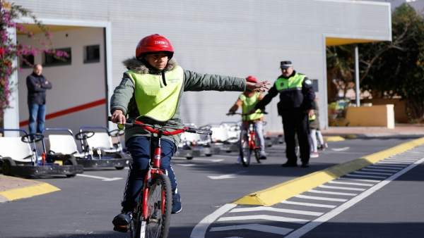 Jóvenes en una jornada de educación vial en Almería Jóvenes en una jornada de educación vial en Almería