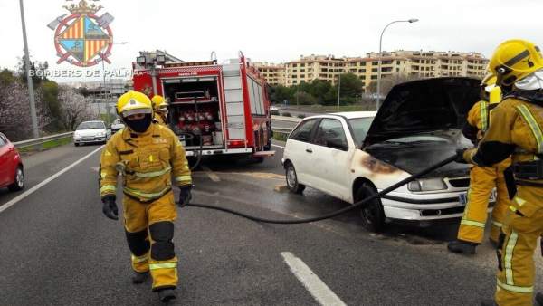 Incendio en un coche en Palma Incendio en un coche en Palma