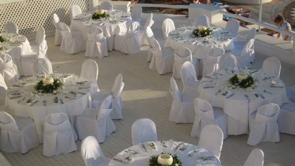 Mesas preparadas para un banquete Mesas preparadas para un banquete
