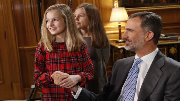 El Rey Felipe VI y sus hijas, la princesa Leonor y la infanta Sofía El Rey Felipe VI y sus hijas, la princesa Leonor y la infanta Sofía
