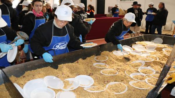Reparto de migas en Lora del Río Reparto de migas en Lora del Río