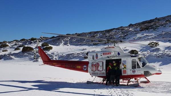 El helicoptero del 112 en Alto Campoo El helicoptero del 112 en Alto Campoo