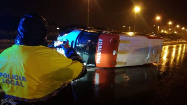 Ambulancia volcada en la carretera Ambulancia volcada en la carretera