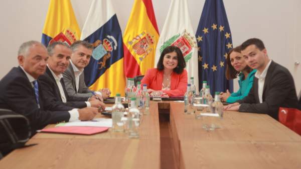 Mesa del Parlamento de Canarias con la presidenta de la cámara, Carolina Darias Mesa del Parlamento de Canarias con la presidenta de la cámara, Carolina Darias