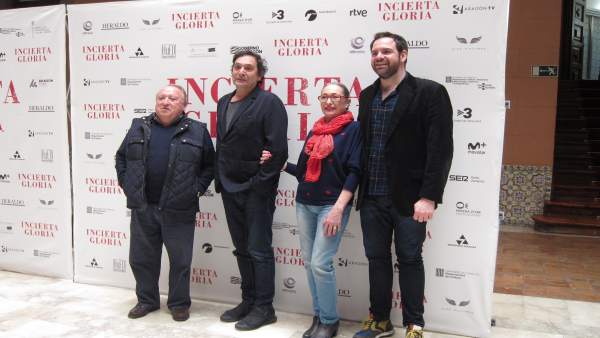 El director Agustí Villaronga junto al reparto de su película 'Incierta Gloria' El director Agustí Villaronga junto al reparto de su película 'Incierta Gloria'