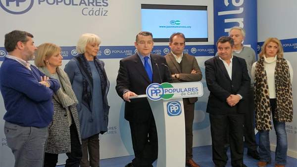Antonio Sanz con miembros de la Ejecutiva en Cádiz Antonio Sanz con miembros de la Ejecutiva en Cádiz