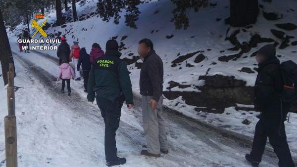 Los rescatados caminan hacía los coches 4x4 de la Guardia Civil Los rescatados caminan hacía los coches 4x4 de la Guardia Civil