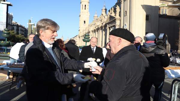 Pedro Santisteve reparte roscón en la plaza del Pilar. Pedro Santisteve reparte roscón en la plaza del Pilar.