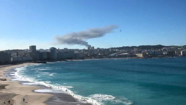 Columna de humo en A Coruña por fallo eléctrico en Repsol Columna de humo en A Coruña por fallo eléctrico en Repsol