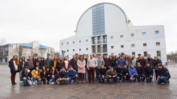Foto de grupo de los estudiantes participantes. Foto de grupo de los estudiantes participantes.