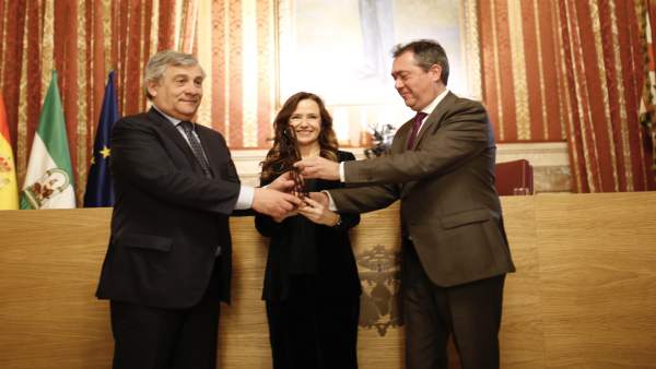 Entrega del Premio de la Fundación Jiménez Becerril a Antonio Tajani Entrega del Premio de la Fundación Jiménez Becerril a Antonio Tajani