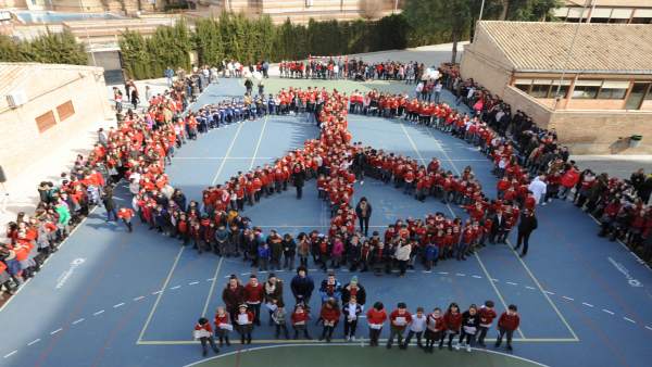 Escolares forman el símbolo de la paz Escolares forman el símbolo de la paz