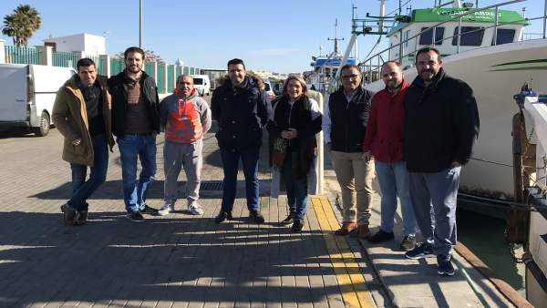 Dirigentes del PSOE de Huelva, con el sector pesquero. Dirigentes del PSOE de Huelva, con el sector pesquero.