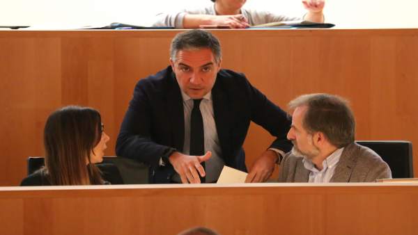 Elías Bendodo presidente de la diputación habla con Pardo y Sichar Ciudadanos Cs Elías Bendodo presidente de la diputación habla con Pardo y Sichar Ciudadanos Cs
