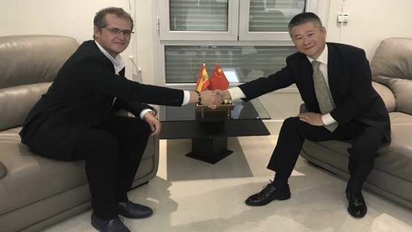 José Luis Caravaca y Wang Yingqi en la embajada china en noviembre pasado José Luis Caravaca y Wang Yingqi en la embajada china en noviembre pasado